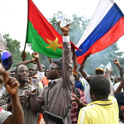 Ataque terrorista em Burkina Faso deixa dezenas de soldados e civis mortos