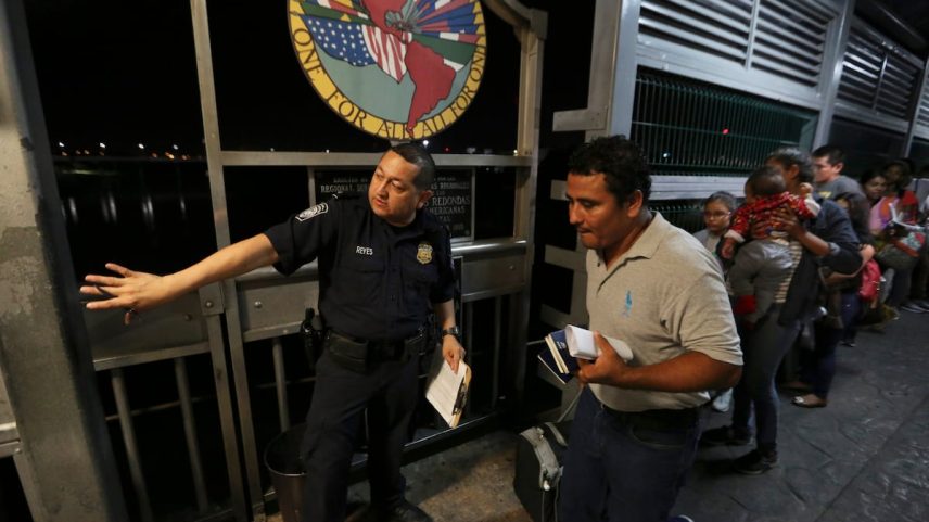 Um agente da patrulla fronteriza estadounidense guía a una familia migrante nicaragüense que solicita asilo en Estados Unidos, en septiembre 2019. (Foto: Fernando Llano/AP)