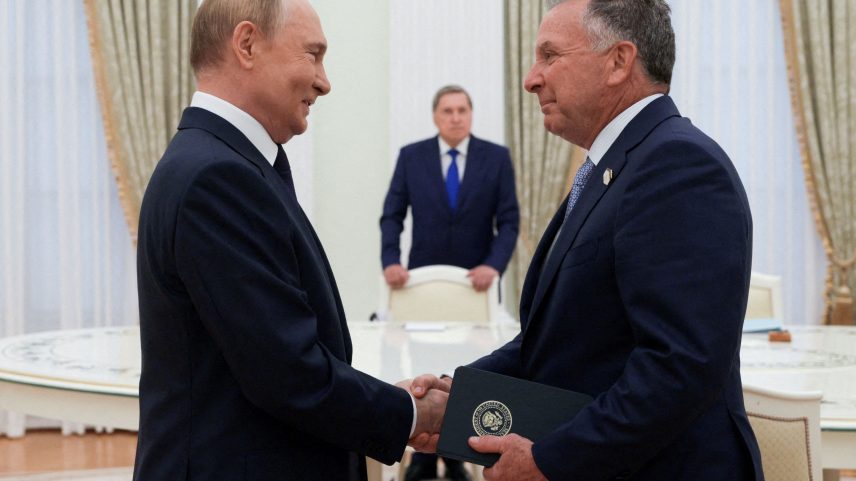 Vladimir Putin e o enviado dos EUA, Steve Witkoff, em Moscou em 6/8/2025 (Foto: Sputnik/Gavriil Grigorov/Pool via REUTERS)