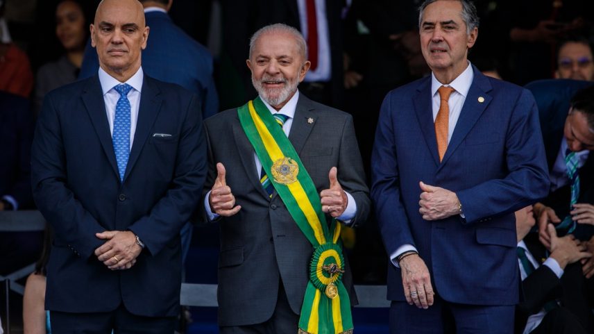 Presidente Lula, Alexandre de Moraes e Barroso (STF) no 7 de Setembro - Desfile celebra o Dia da Independência do Brasil na Esplanada dos Ministérios, em Brasília (Foto: Brenno Carvalho / Agência O Globo)