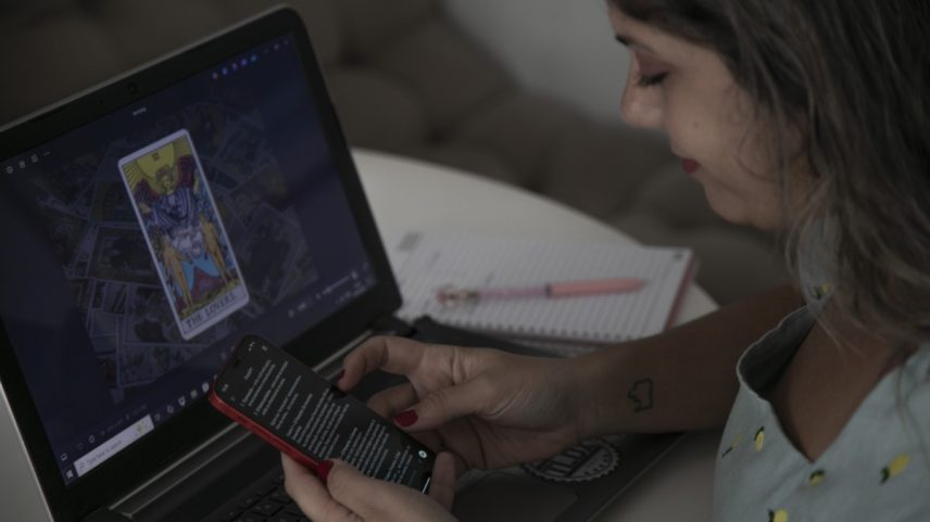 Maya Sussekind tem o hábito de consultar o ChatGPT para interpretar cartas de tarot — Foto: Guito Moreto/O GLOBO