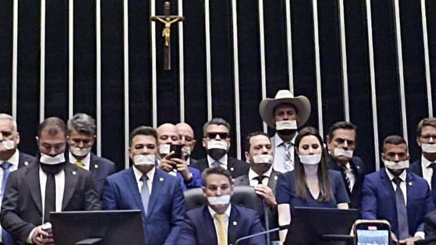 Parlamentares de oposição protestam com uso de esparadrapos na boca (Foto: Levy Teles/Estadão)