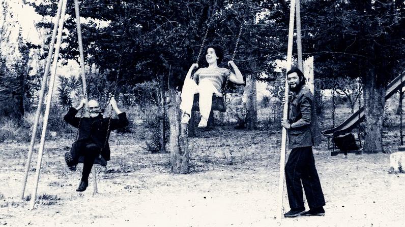 Julio Cortázar, em Potrerillos (Mendoza) com Sergio Sergi e Susana Ortega de Hocevar, em 1973. (Foto: CORTESÍA JAIME CORREAS / ALFAGUARA)