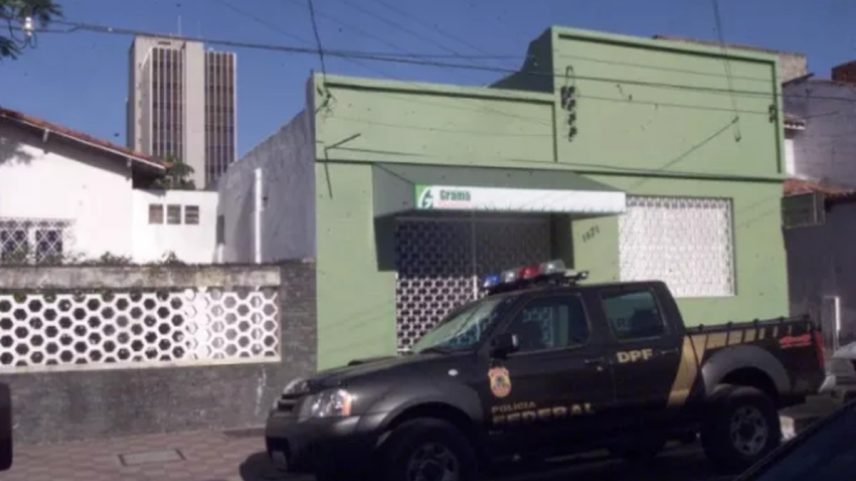 Carro da polícia diante da casa usada no assalto do Banco Central, em 2005 (Foto: Arquivo/Luiz Carlos Moreira)