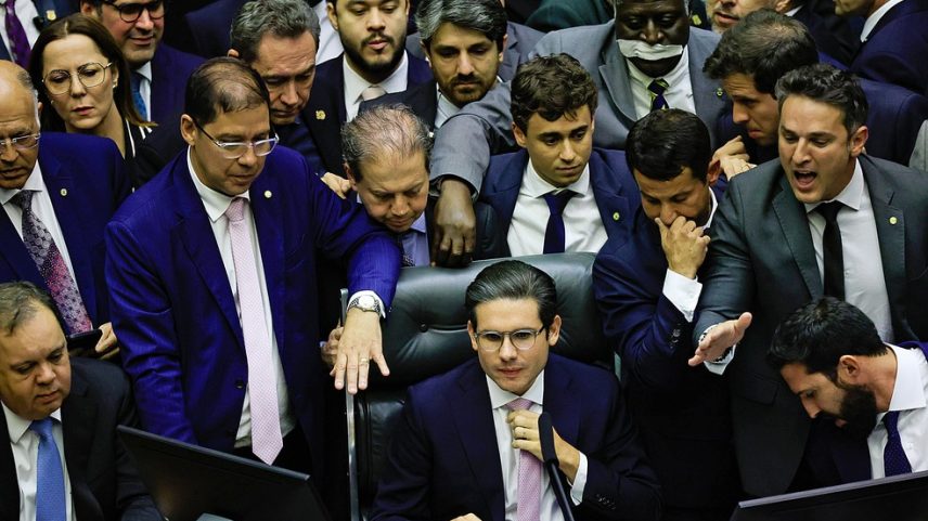 Após obstrução da oposição na Câmara, o presidente da Casa, Hugo Motta (c), retoma a cadeira para abrir a sessão plenária proposta para a noite desta quarta-feira, 6, em Brasília. (Foto: WILTON JUNIOR/ESTADÃO CONTEÚDO)