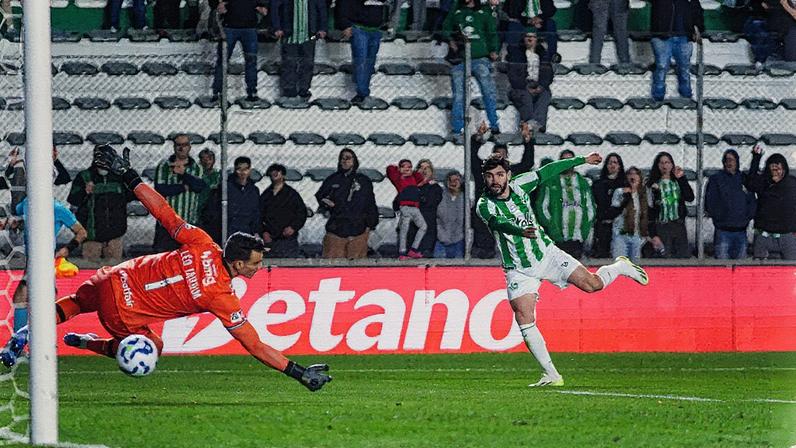 Taliari marca o segundo gol do Juventude (Foto: Fernando Alves/Juventude)