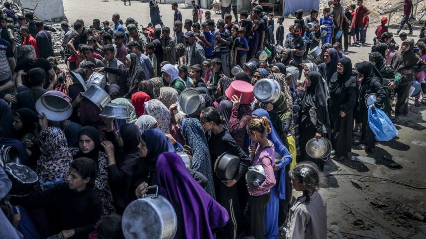 Desespero - Fila para receber comida na região: 93% em situação de “insegurança alimentar” após fim de ajuda (Foto: Mahmoud Issa/Getty Images)