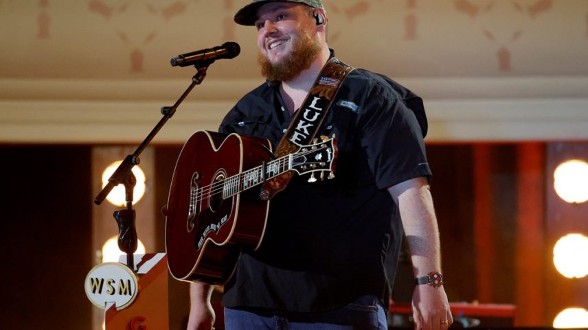 Luke Combs lembrou que se apressou na Kappa Alpha Order, mas foi rapidamente forçado a tomar uma decisão entre a fraternidade e a música. (Foto: Reprodução)