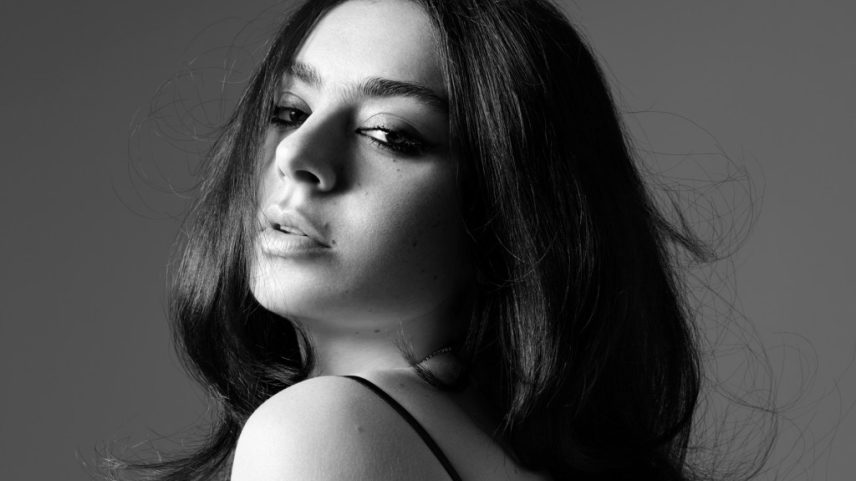 Charli XCX compartilhou seus filmes favoritos de agosto no Letterboxd. Estamos mostrando como transmitir os filmes aprovados pela cantora no Apple TV e Prime Video. (Foto: Reprodução)
