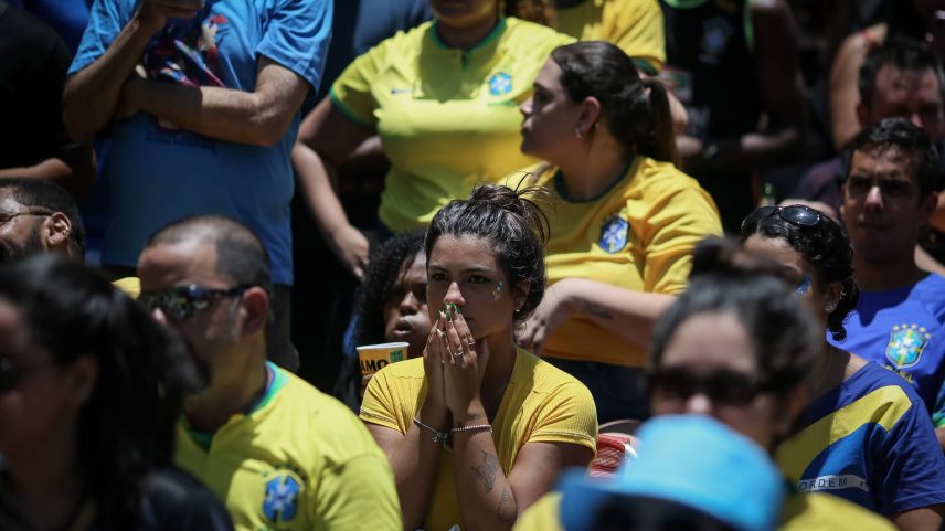 Torcedores da seleção brasileira assistem o jogo entre Brasil e Croácia, na Copa de 2022 (Foto: Eduardo Anizelli - 9.dez.22/Folhapress/Eduardo Anizelli)