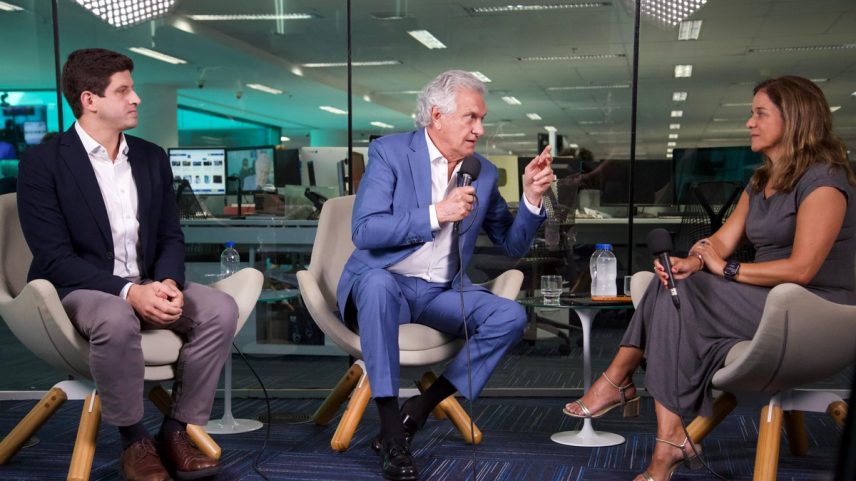 Prefeito do Recife, João Campos (PSB), à esquerda, e o governador de Goiás, Ronaldo Caiado (União), ao centro: debate no GLOBO com mediação da jornalista Vera Magalhães (Foto: Júlia Aguiar/Agência O Globo)