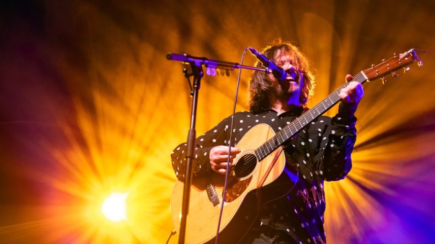 Conor Oberst se tornou o mais recente músico a ser o foco de um concurso de sósias, com o veterano do indie indo tão longe a ponto de comparecer ao evento. (Foto: Reprodução)