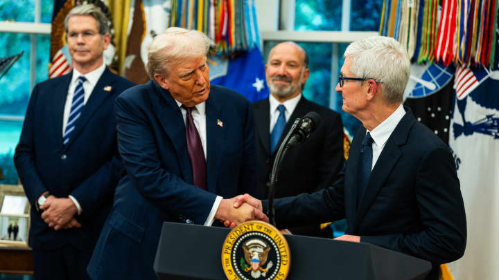 O presidente dos EUA, Donald Trump, aperta a mão do CEO da Apple, Tim Cook, durante uma reunião no Salão Oval da Casa Branca na quarta-feira, 6 de agosto de 2025. (Foto: Demetrius Freeman | The Washington Post | Getty Images)