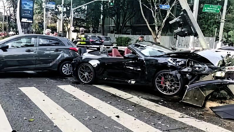 Porsche após batida do influenciador Gato Preto na Avenida Brigadeiro Faria Lima, em SP, e influenciador com outro modelo do carro (Foto: Reprodução/TV Globo e reprodução/Instagram)