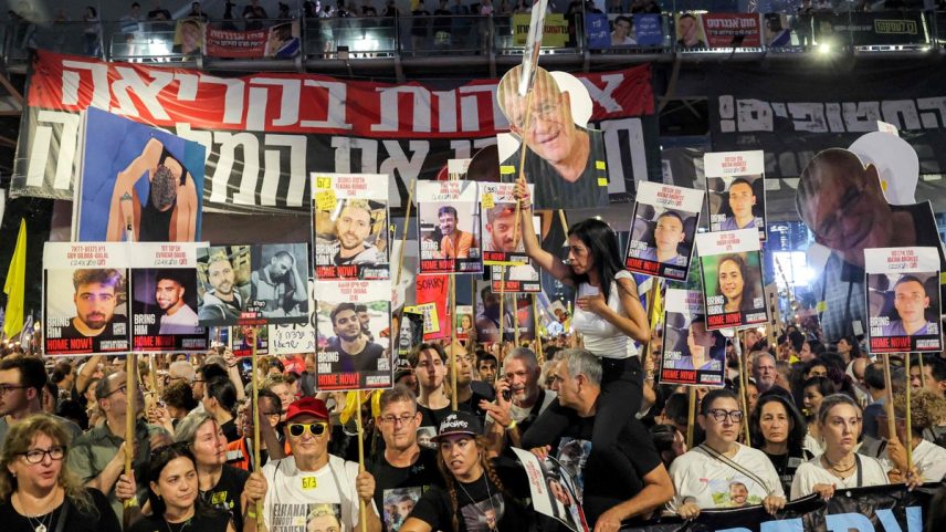 Manifestantes protestam em Tel Aviv contra a decisão do governo de Israel de tomar o controle da Cidade de Gaza (Foto: AFP)