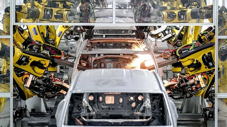 Robôs soldam as estruturas de veículos elétricos na Metaplant de um bilhão de dólares da Hyundai em Ellabell, Georgia. (Foto: Elijah Nouvelage/Bloomberg via Getty)
