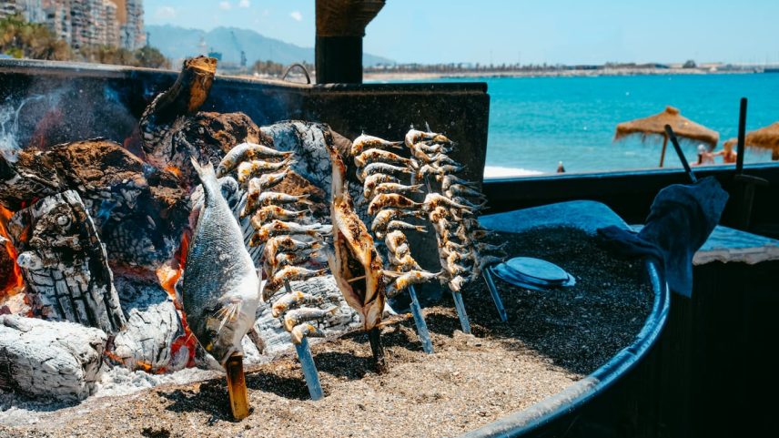Espetos na praia de La Malagueta, em Málaga. (Foto: nito100/Getty Images)