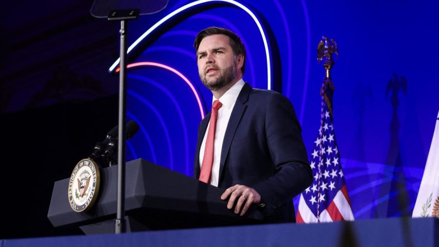 JD Vance fala durante a Cúpula do Dinamismo Americano 2025, em 18 de março, em Washington (Foto: Kayla Bartkowski/AFP)