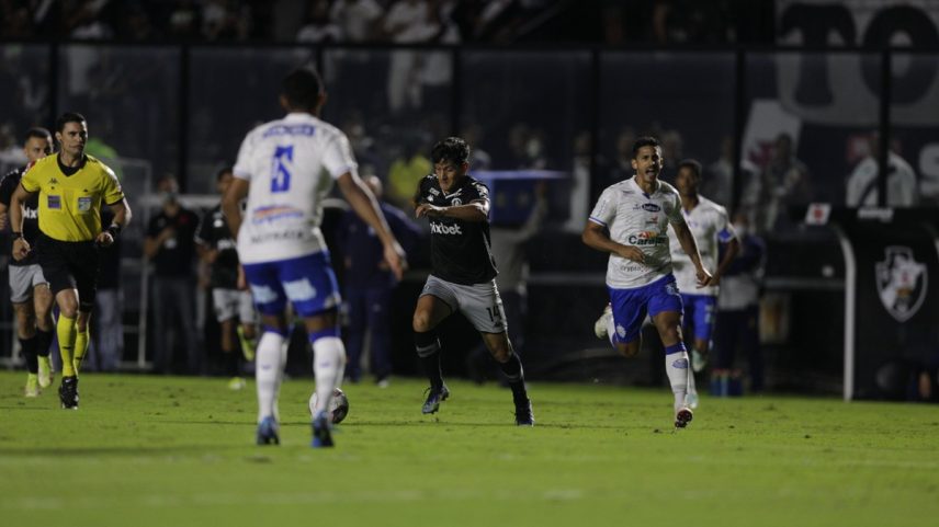 Jogadores do CSA de Maceió, em partida contra o Vasco; clube alagoano foi beneficiado por emendas (Foto: Alexandre Cassiano/O GLOBO)