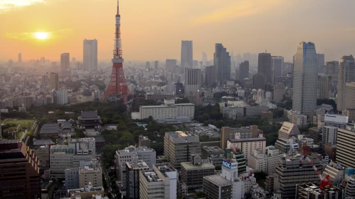 A Torre de Tóquio se destaca entre os edifícios ao entardecer em Tóquio, Japão. (Foto: Bloomberg | Bloomberg | Getty Images)