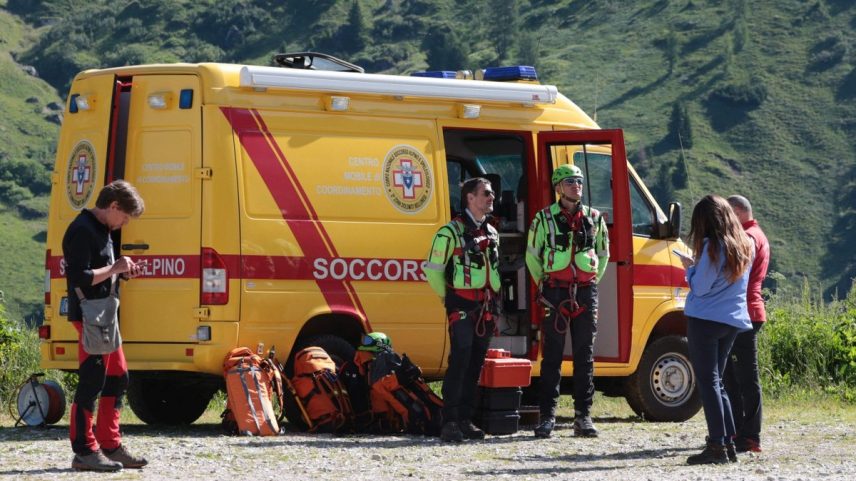 Socorristas fazem resgate em trilha nas Dolomitas, nos alpes italianos, em 2022 (Foto: AFP)