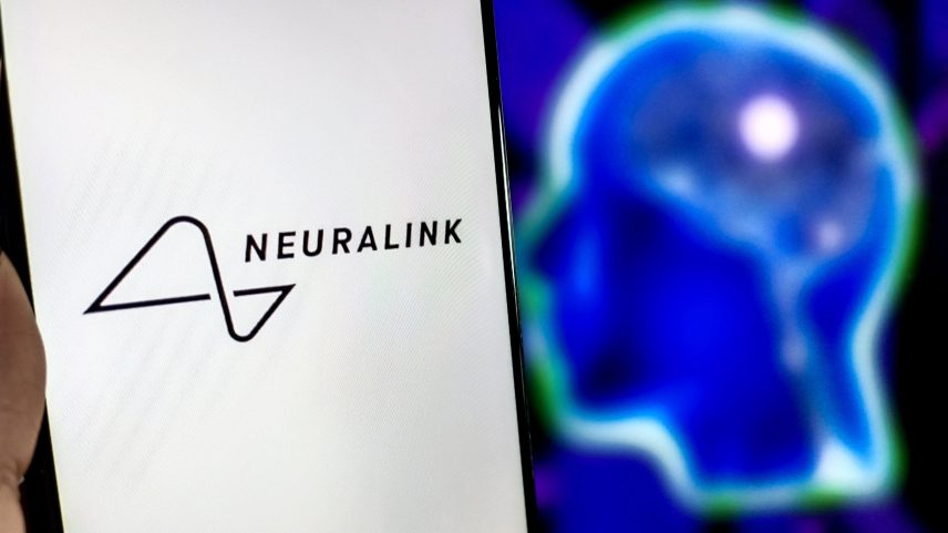Atualmente, a Neuralink afirma que cinco pacientes com paralisia severa utilizam seu dispositivo para controlar ferramentas digitais e físicas com seus pensamentos (Foto: Getty Images)