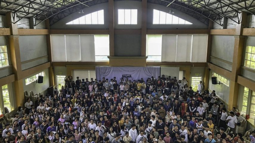 David Marube, à esquerda, está com os novos convertidos George, Mary e Sheila à beira do Lago Vitória, no Quênia. (Foto: Reprodução)