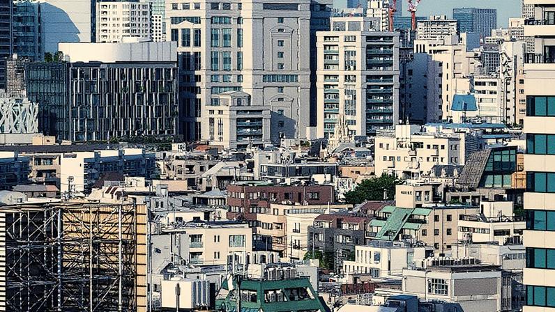 Propriedades residenciais e comerciais próximas ao distrito de Shibuya, em Tóquio, em 4 de maio de 2023. (Foto: Richard A. Brooks | Afp | Getty Images)