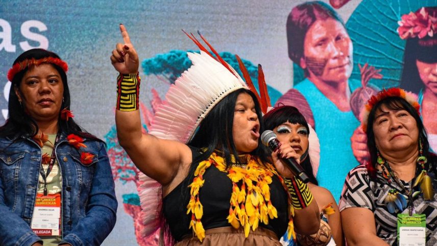Sonia Guajajara discursa em Marcha das Mulheres Indígenas (Foto: @carolcastanhofoto)