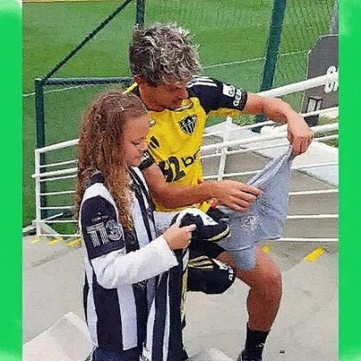 Menina que fez camisa do Galo em escola realiza sonho e conhece jogador Scarpa