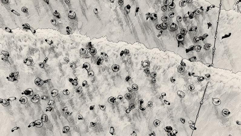 Uma vista aérea mostra pessoas se refrescando em uma praia em Qingdao, na província de Shandong, no leste da China, em 18 de agosto de 2025. (Foto: Afp | Getty Images)