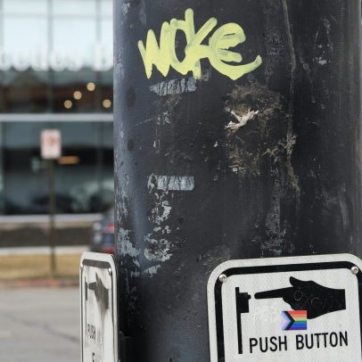 O termo 'woke' se torna alvo de debates na cultura pop e na política atual