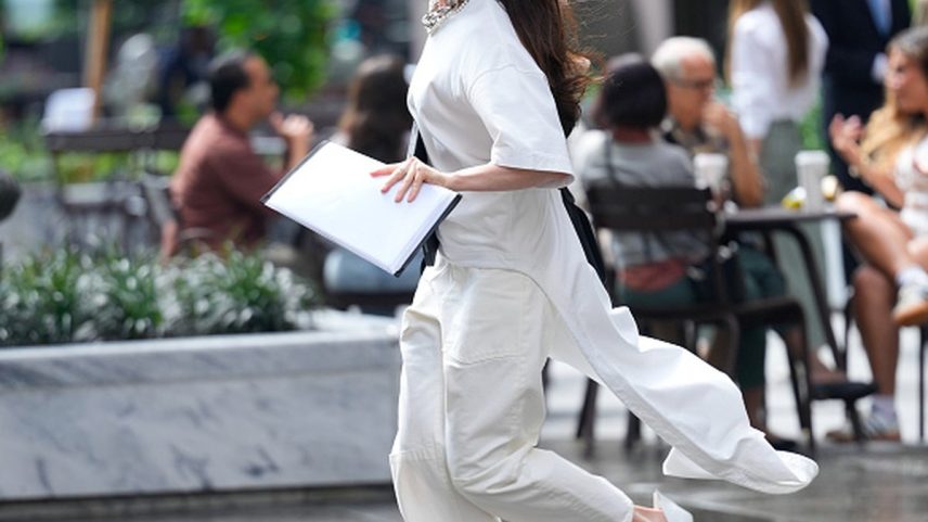 A atriz Anne Hathaway nas filmagens de 'O diabo veste Prada 2' (Foto: GettyImages)