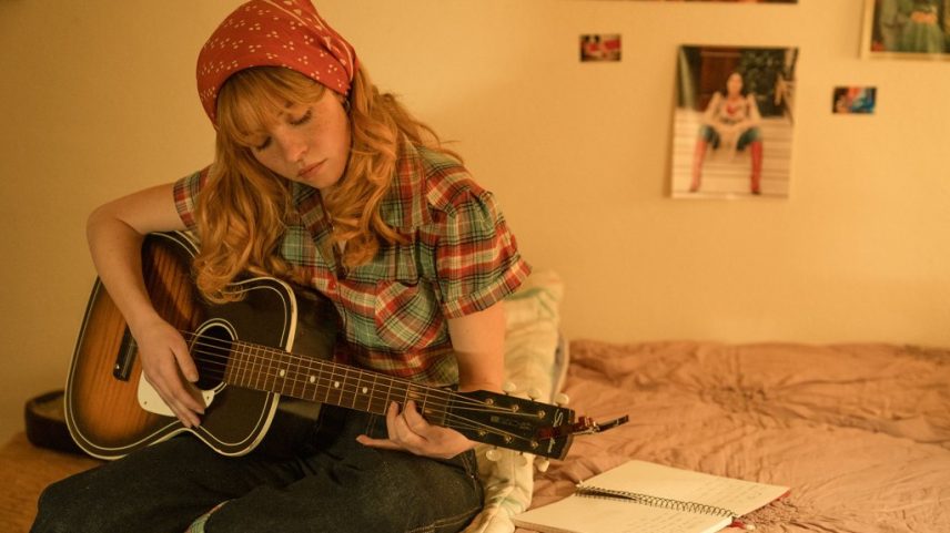 Sydney Sweeney em 'Americana' interpreta uma garçonete com sonhos de se tornar uma estrela da música country. (Foto: Reprodução)