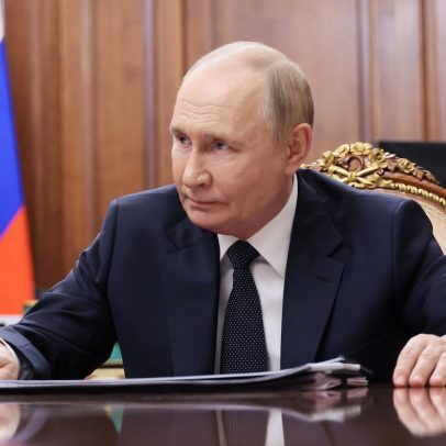 Putin aceita se reunir com Zelenski sob pressão de Trump por uma tregua
