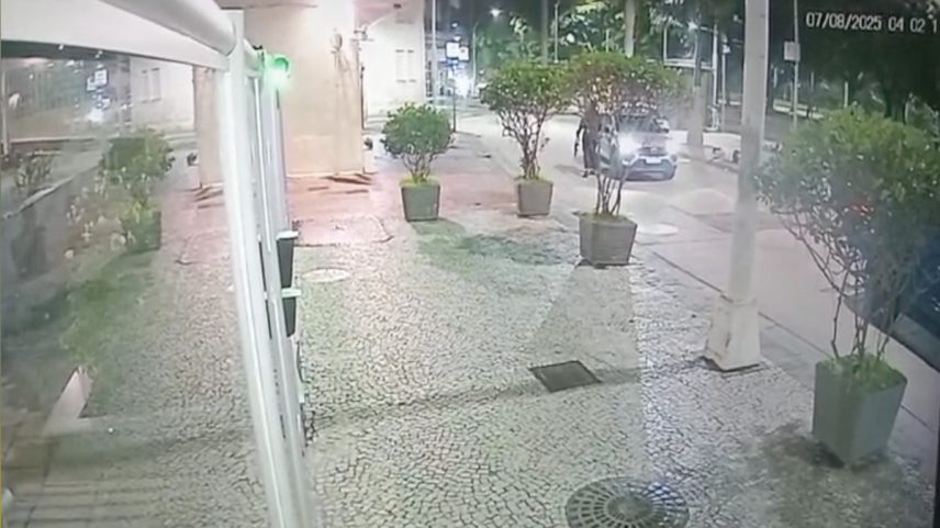 Bandidos armados com fuzil assaltam carro no Flamengo, na Zona Sul do Rio (Foto: Reprodução)
