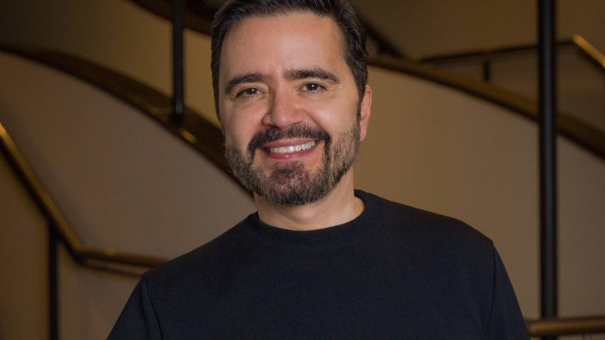 Autor de novelas Daniel Ortiz (Foto: Ronny Santos - 18.jul.25/Folhapress)