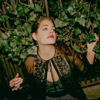 Indy Yelich libera novas músicas e fala sobre o peso da fama da irmã Lorde