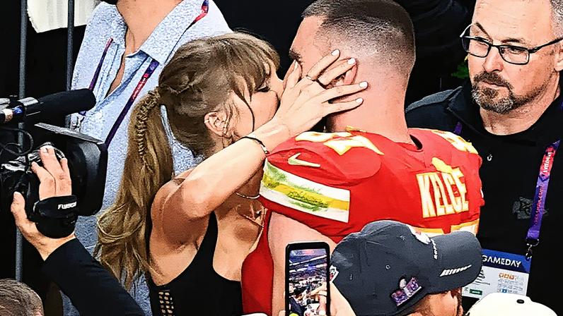 Taylor Swift beija o tight end do Kansas City Chiefs, #87 Travis Kelce, após a vitória dos Chiefs no Super Bowl LVIII contra o San Francisco 49ers no Allegiant Stadium em Las Vegas, Nevada, em 11 de fevereiro de 2024. (Foto: Patrick T. Fallon | Afp | Getty Images)