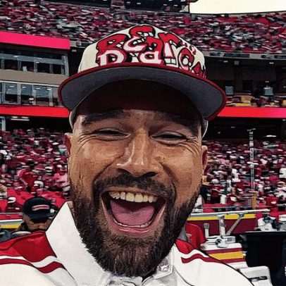 Travis Kelce exibe sorriso radiante após anúncio de noivado com Taylor Swift