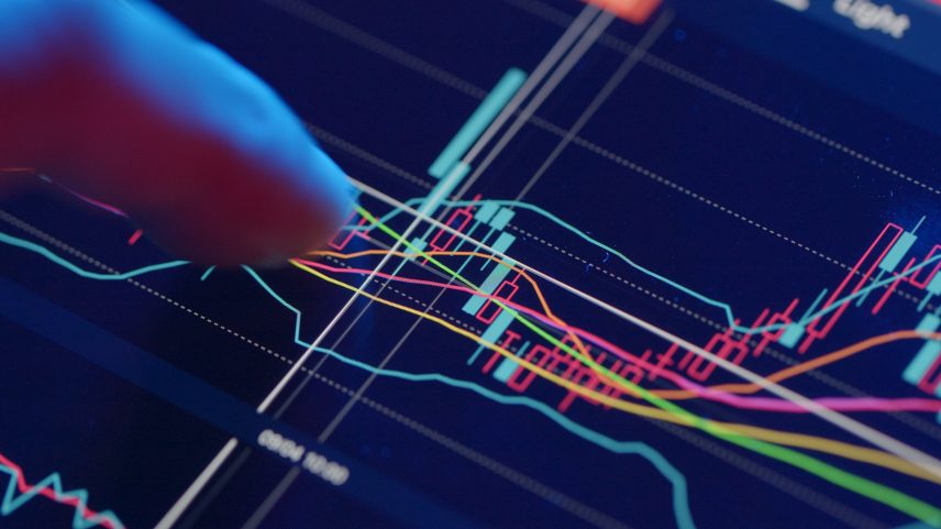 Análise do mercado de ações em tablet digital (Foto: leungchopan/Envato/Reprodução)