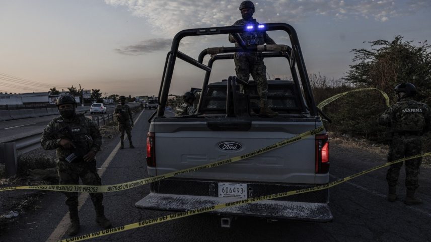 Militares da Marinha Mexicana guardam cena de crime em Culiacán, Sinaloa, México (Foto: Adriana Zehbrauskas/The New York Times)