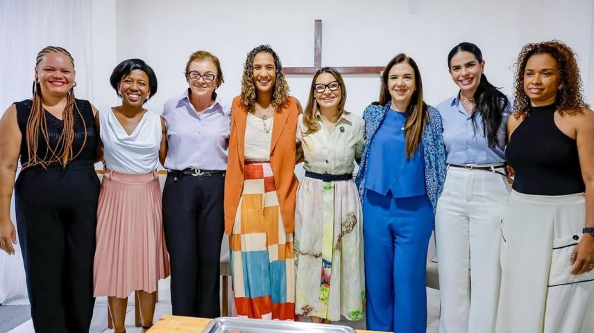 Primeira-dama Janja ao lado da ministra de Igualdade Racial, Anielle Franco e da primeira-dama da Bahia, Tatiana Velloso em encontro com mulheres evangélicas na periferia de Salvador nesta quinta-feira (Foto: Claudio Kbene)