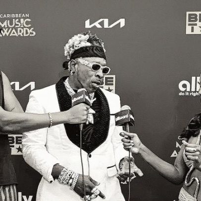 Elephant Man encanta público ao homenagear estrela de 'Love Island' em premiação
