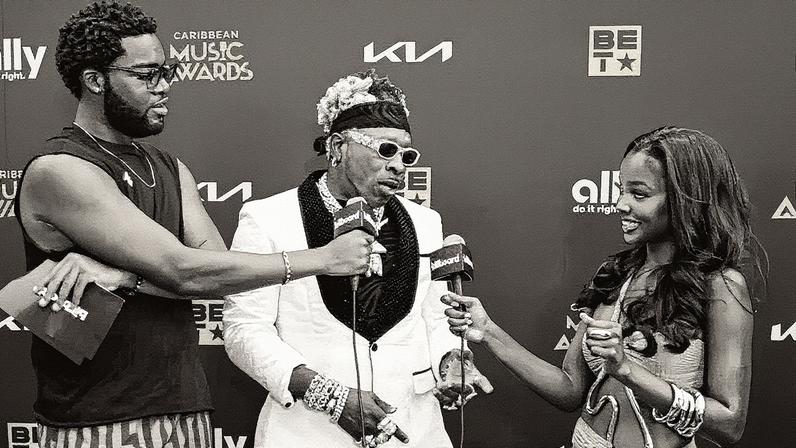 Elephant Man aproveitou um momento no livestream do tapete vermelho dos Caribbean Music Awards da Billboard para serenatar a estrela de Love Island USA, Chelley Bissainthe. (Foto: Reprodução)