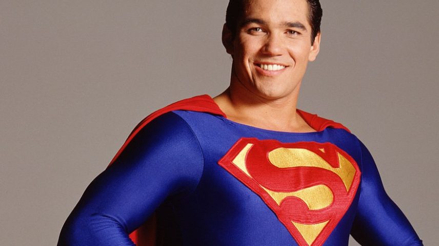 O ator americano Dean Cain em cartaz para uma versão do clássico 'Lois & Clark: As Novas Aventuras do Super-Homem', dos anos 1990. (Foto: Timothy White/Disney General Entertainment Content/Getty Images)