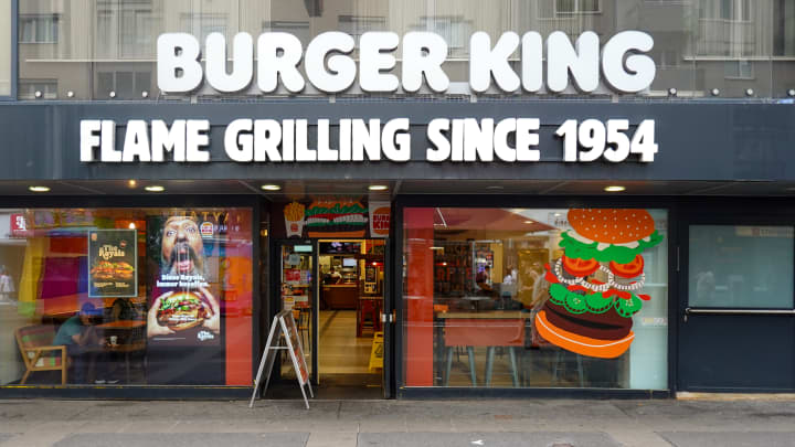 Um restaurante Burger King com o slogan "Grelhando desde 1954" é visto em Viena, Áustria, em 7 de junho de 2025. (Foto: Michael Nguyen | NurPhoto | Getty Images)