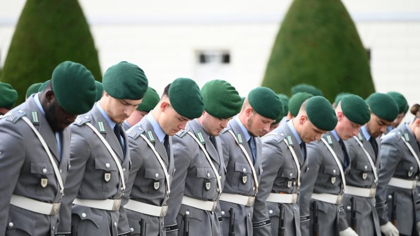 Soldados da Bundeswehr se encontram frente ao Palácio Bellevue durante uma cerimônia militar, no dia 22 de julho. (Foto: Malin Wunderlich/dpa/picture alliance/Getty Images)