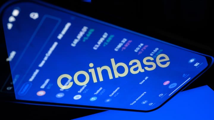 O logotipo da Coinbase é refletido na tela de um celular em Londres, Inglaterra, em 9 de novembro de 2021. (Foto: Leon Neal | Getty Images News | Getty Images)