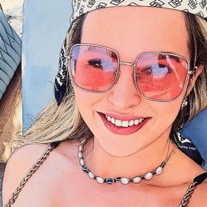 Influenciadora viraliza ao vender biquíni para humorista em praia naturista